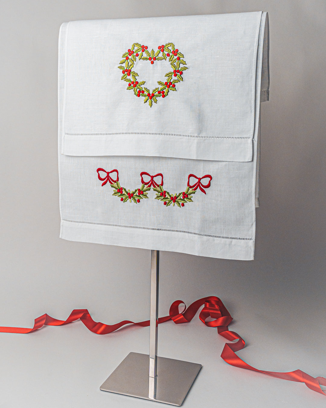 "GUEST TOWEL" HAPPY HOLIDAY