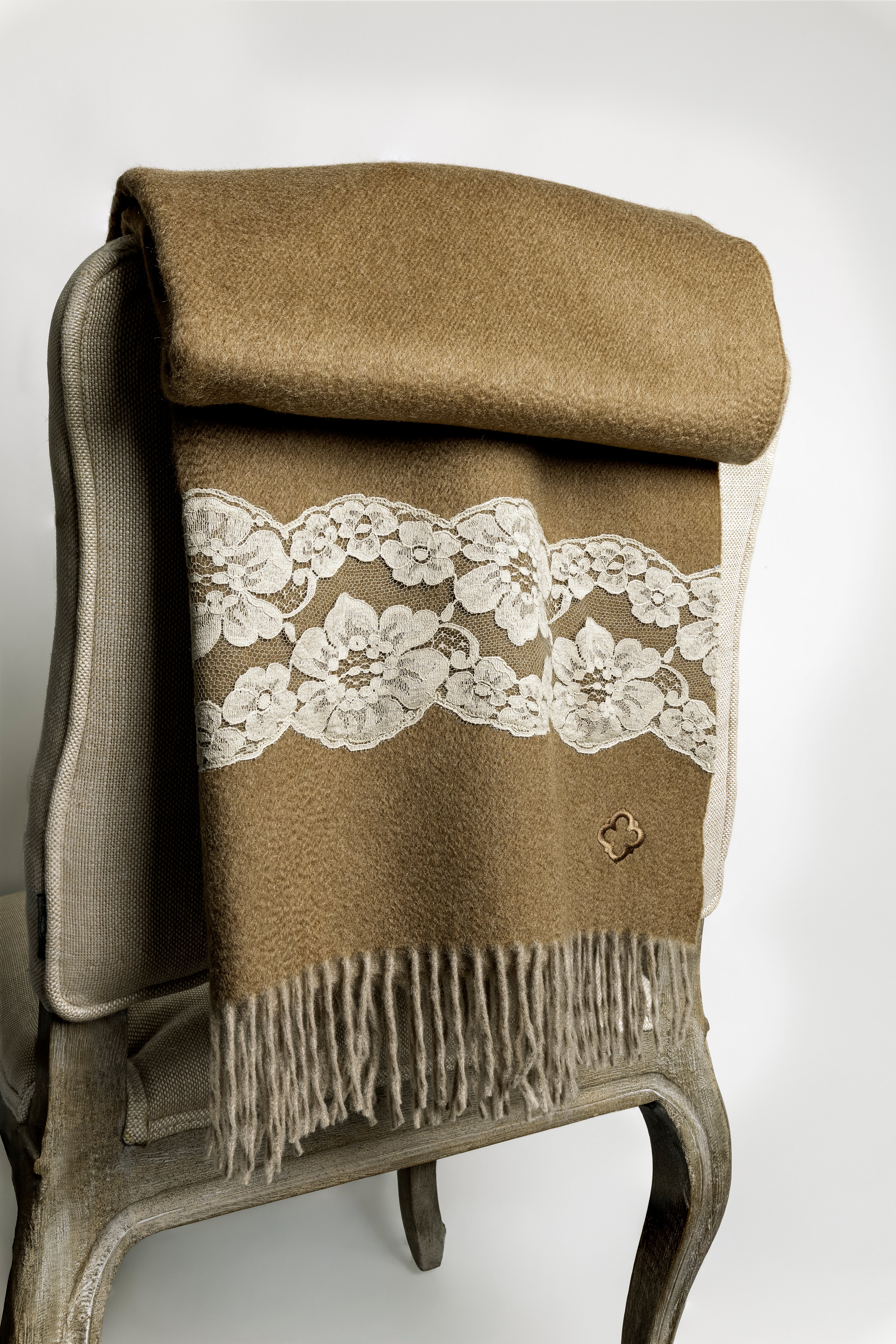 "EMINGWAY" Cashmere & Lace