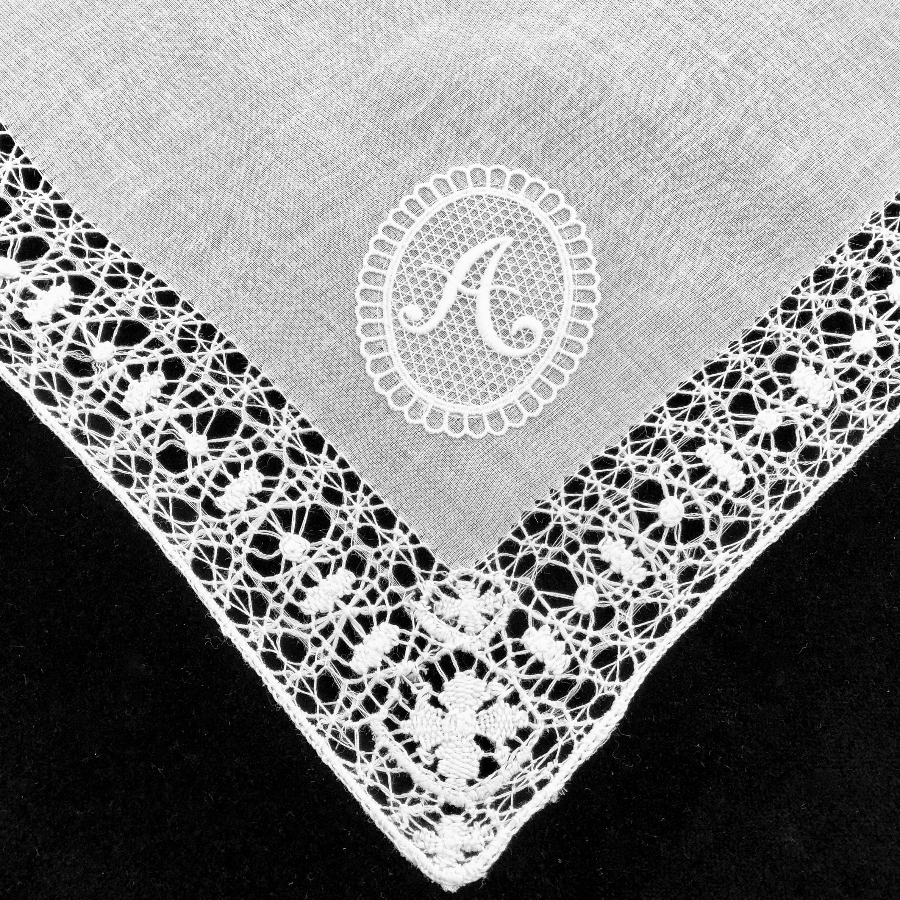 "Regina" Monogram women's handkerchief with lace
