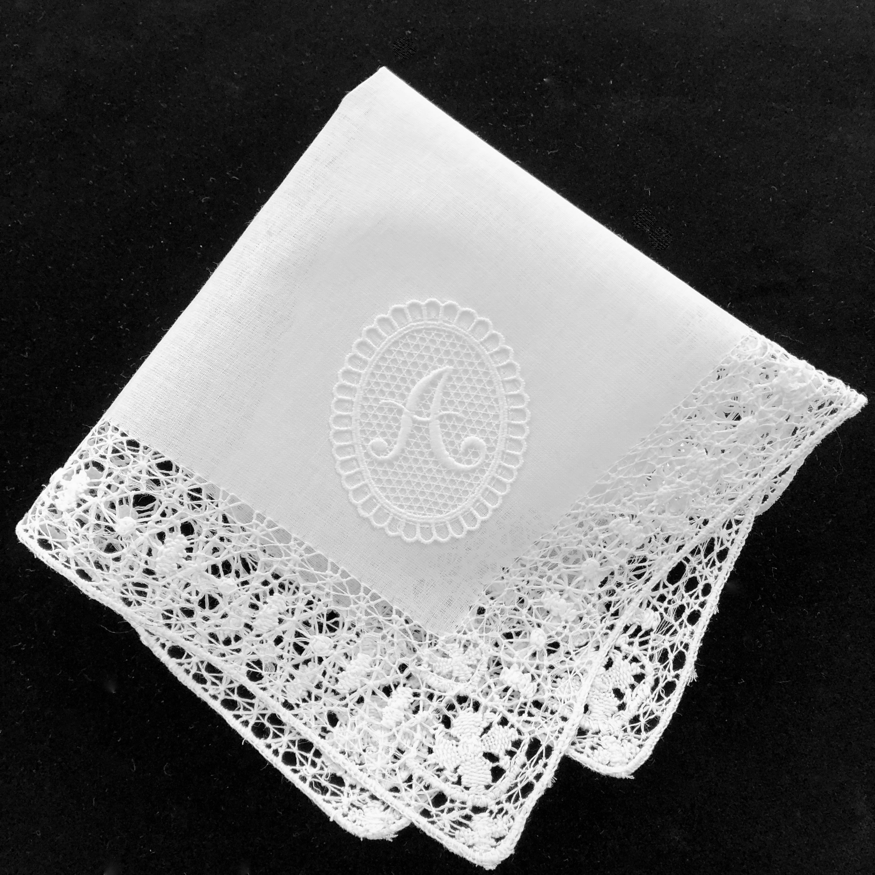 "Regina" Monogram women's handkerchief with lace