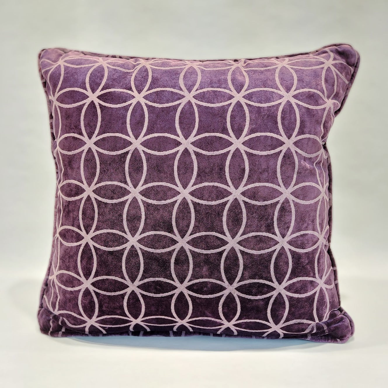 FADE VELVET PILLOW (all purple)