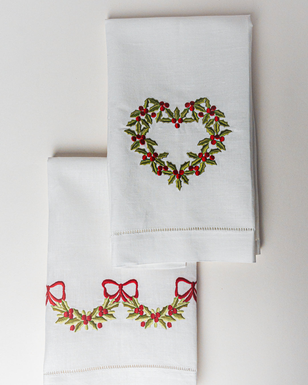 "GUEST TOWEL" HAPPY HOLIDAY