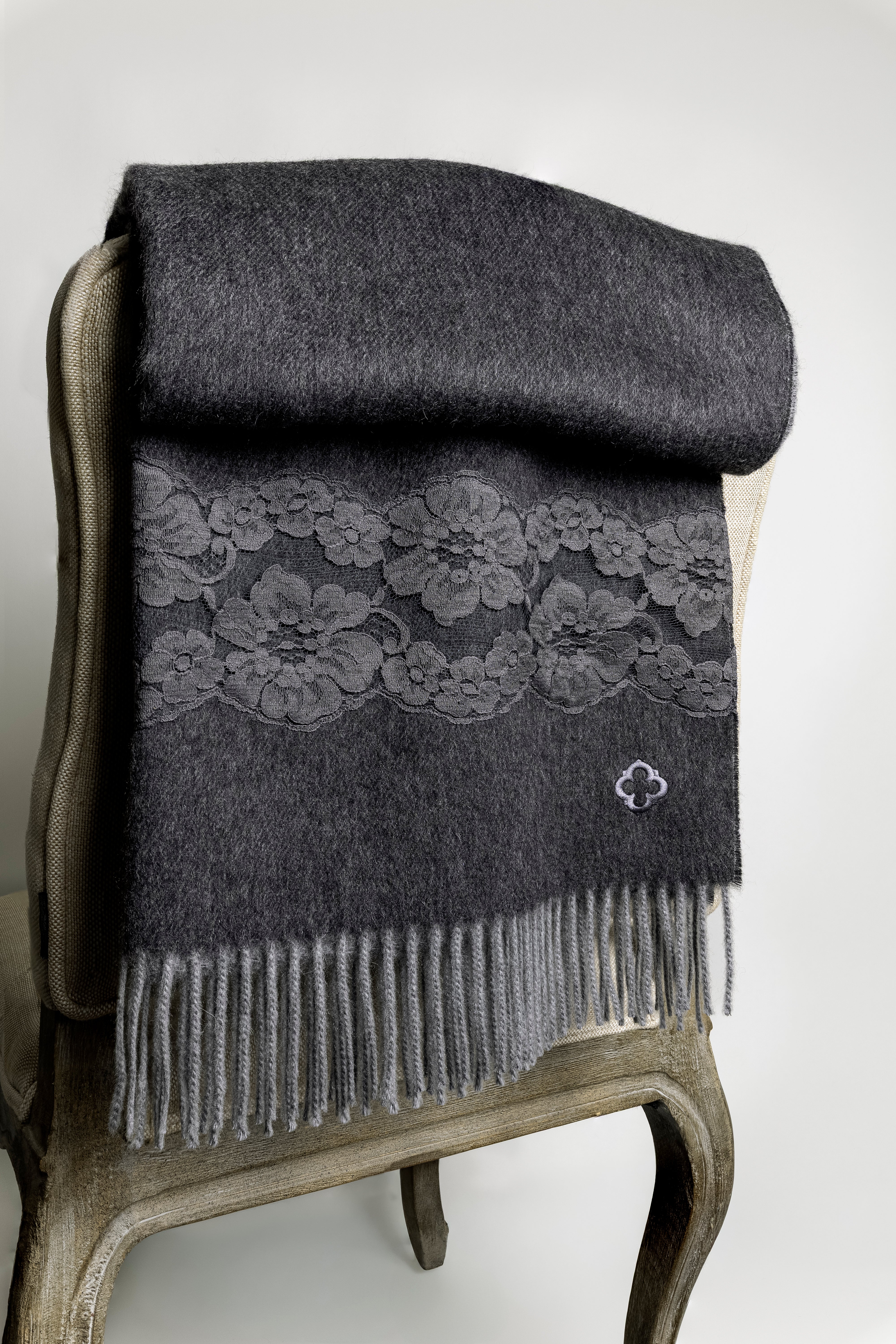 "EMINGWAY" Cashmere & Lace