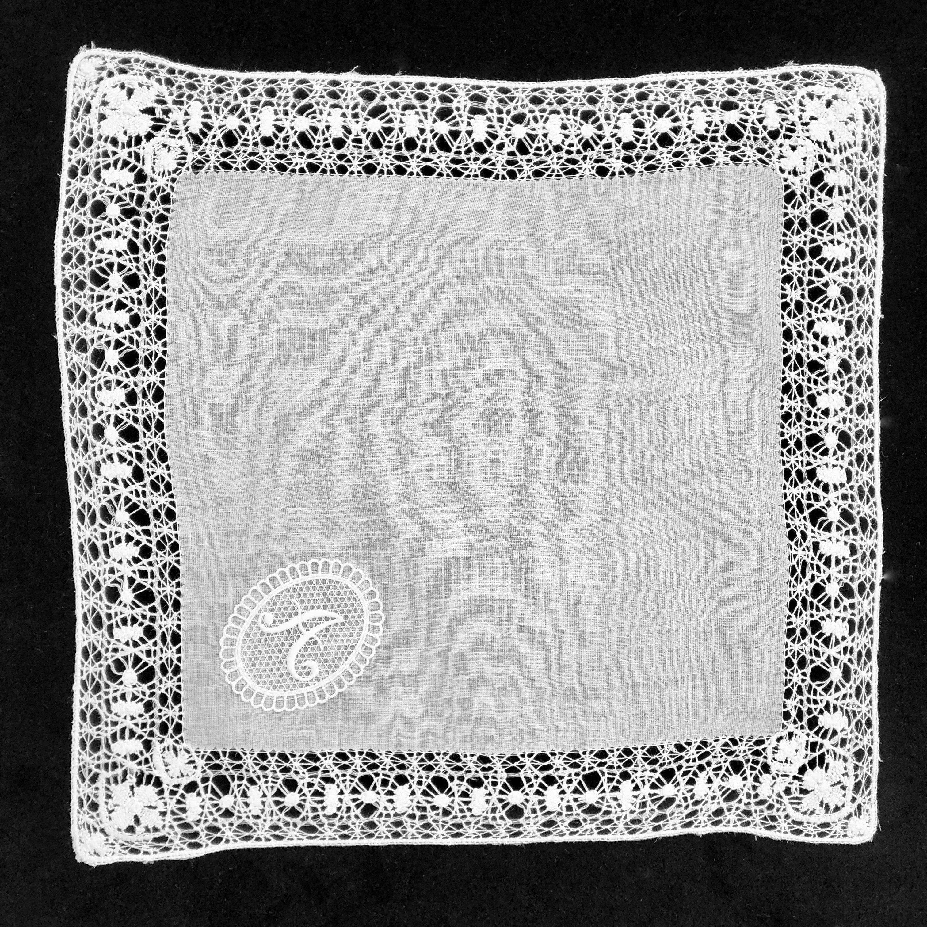 "Regina" Monogram women's handkerchief with lace